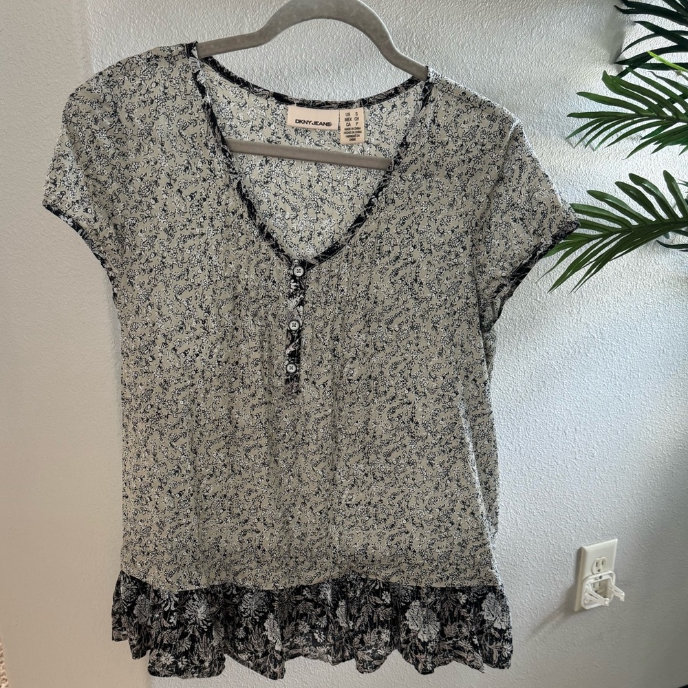 DNKY Jeans Navy and Beige V-Neck Floral Blouse With Bottom Ruffle. Size S